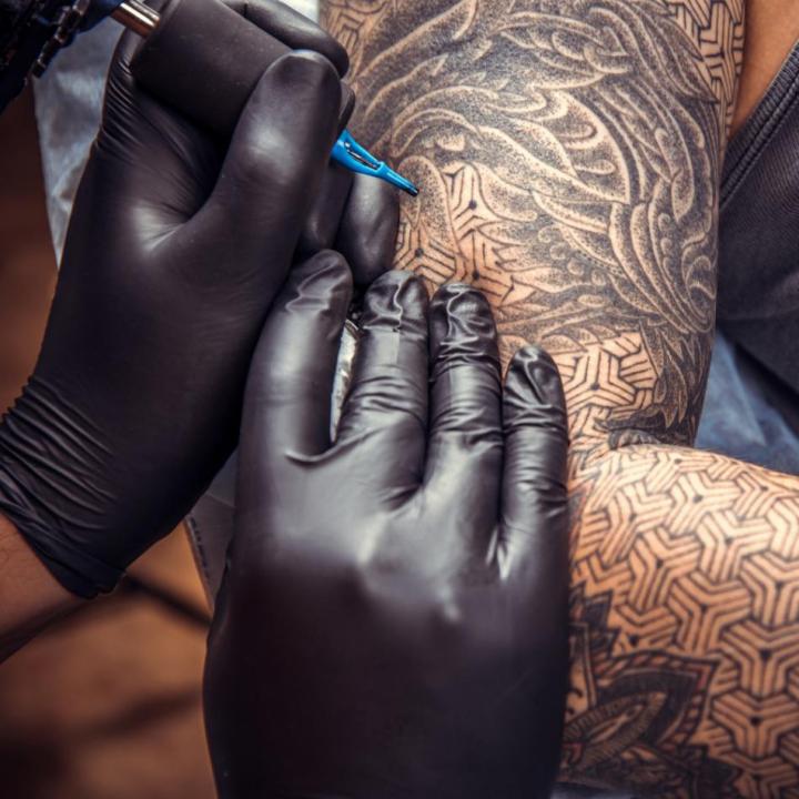 Je peux masquer votre ancien tatouage ou le recouvrir avec un nouveau design.